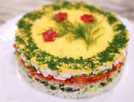 Salad gan cá tuyết: công thức cổ điển Salad gan cá tuyết với trứng và hành lá