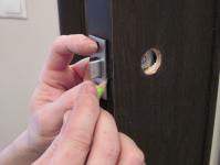 Inserting a lock into interior doors: work order Installing a lock into an interior door with your own hands