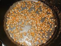 Kuinka tehdä makeita popcornia (karamellilla) kotona Karamellisiirappia popcornille