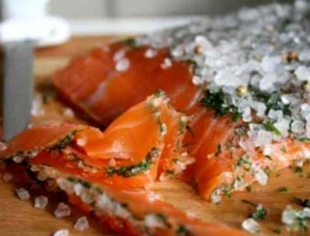 Simple ways to salt delicious trout and salmon at home