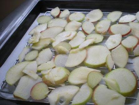 Како да се исушат јаболката во електричен фен - на која температура и колку долго да се исушат јаболката